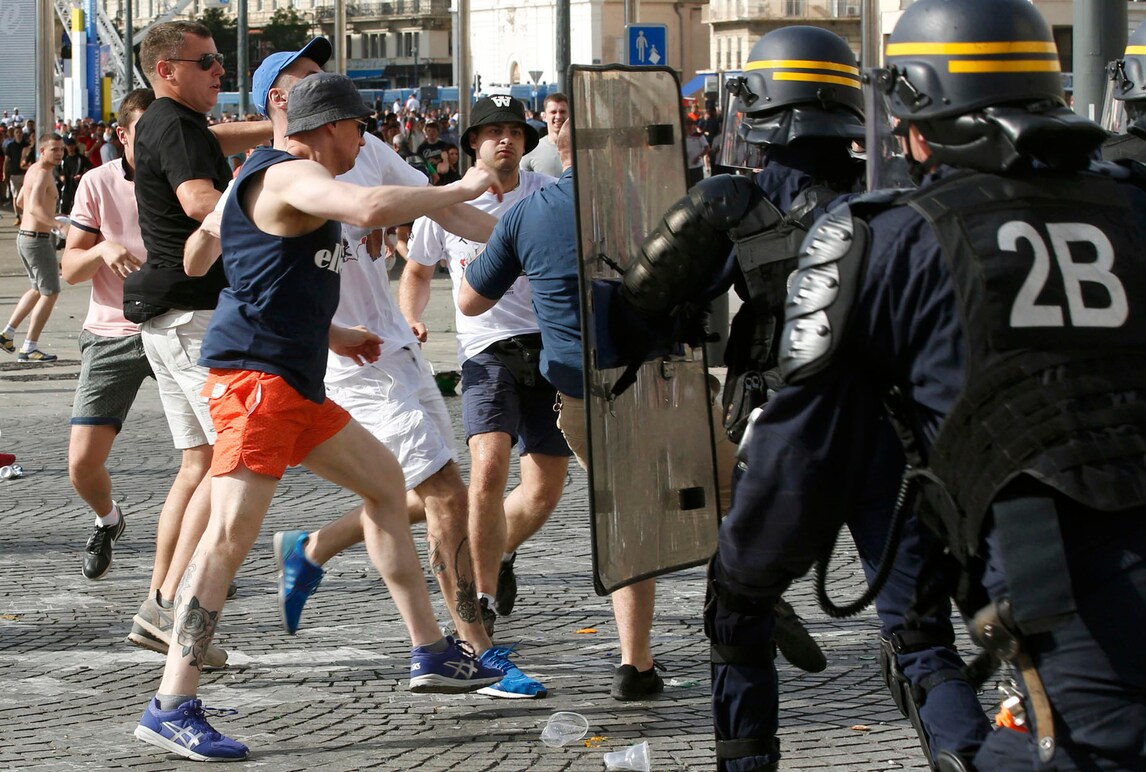Euro 2016, scontri tra ultrà a Marsiglia prima di Ucraina-Polonia