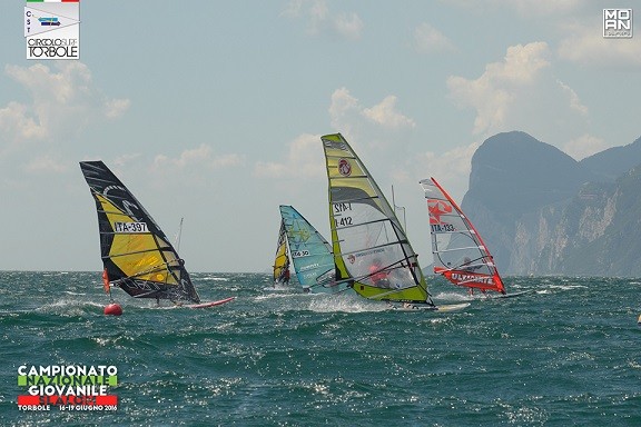 I campioni di windsurf slalom danno spettacolo