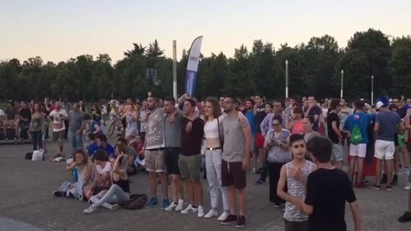 Le piazze si tingono d'azzurro