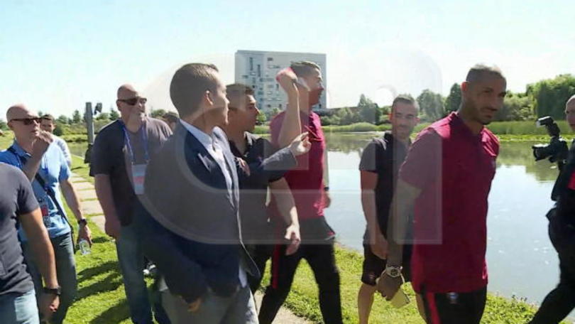 CR7 lancia il microfono di un reporter nel lago