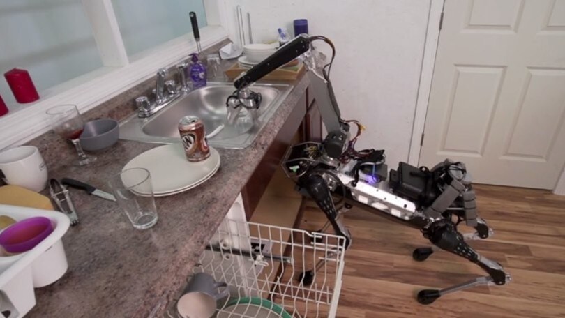 Il robot giraffa sa anche caricare la lavastoviglie