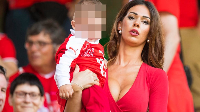 Euro 2016: Erjona Dzemaili, sexy tifosa per la Svizzera