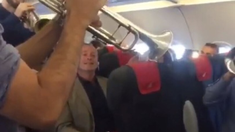 Euro 2016, Alitalia: c'è Dossena a bordo, band suona l'inno di Mameli in volo!