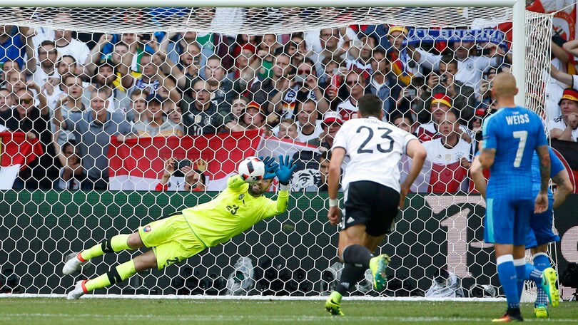 Euro 2016, Germania-Slovacchia: la fotosequenza del rigore di Özil