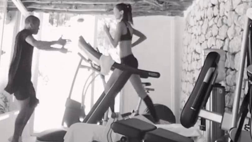Dani Alves è in vena di scherzi: la fidanzata si allena e lui...