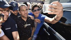 Juve, Dani Alves travolto dall'entusiasmo dei tifosi