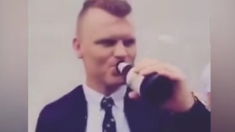 Riise prova la birra per la prima volta: guardate la sua reazione!