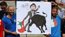 Euro 2016, Italia-Spagna: Conte diventa matador, l'ironia sugli spalti