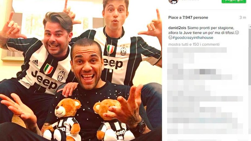Juventus, ufficiale Dani Alves: ha firmato fino al 2018