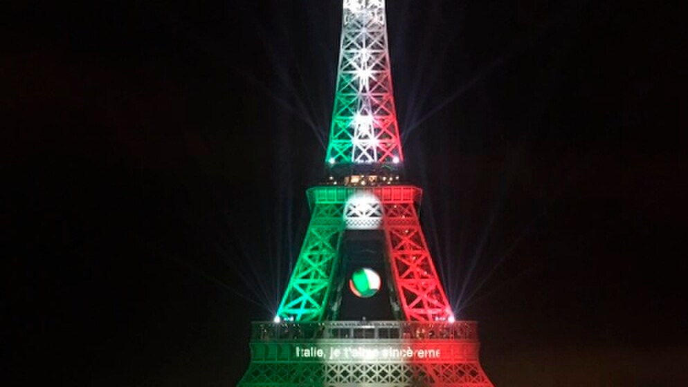 Euro 2016, la Torre Eiffel si colora con la bandiera italiana