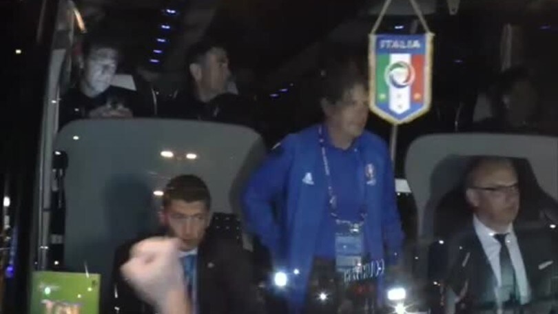 I tifosi accolgono gli azzurri al rientro in hotel