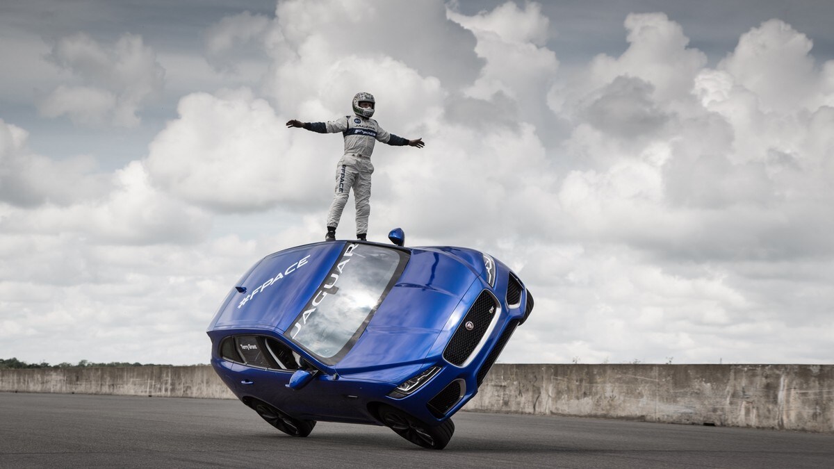 Jaguar F-Pace, l'acrobazia su due ruote a Goodwood