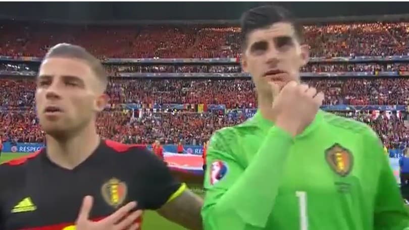 Belgio, tic o gesto scaramantico? Courtois si tocca il mento durante l'inno