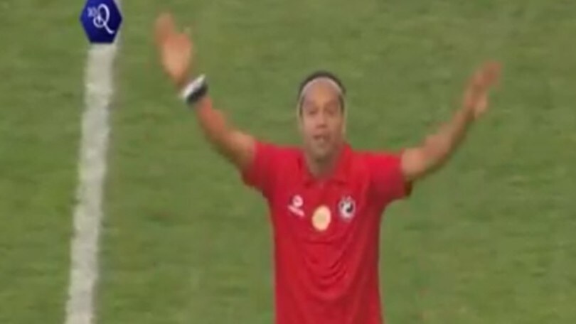 Magia Ronaldinho: ecco l'assist "no look"