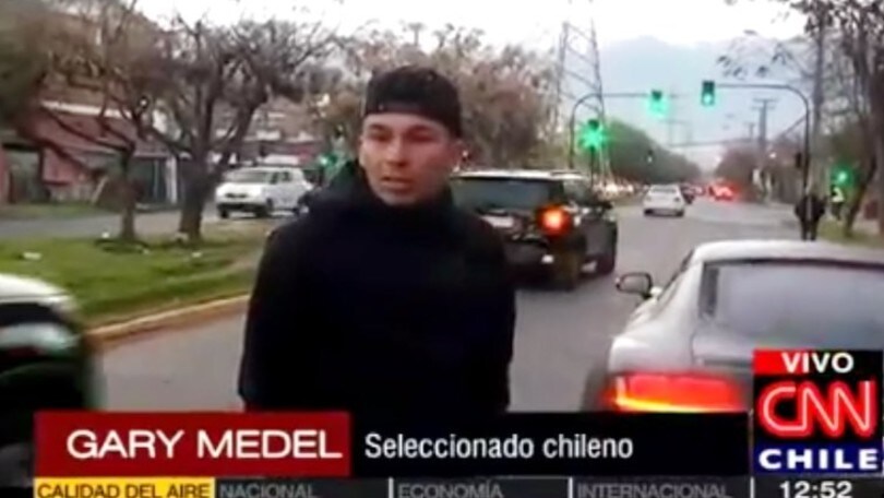 Medel al giornalista cileno: «Devo chiamare i miei amici?»