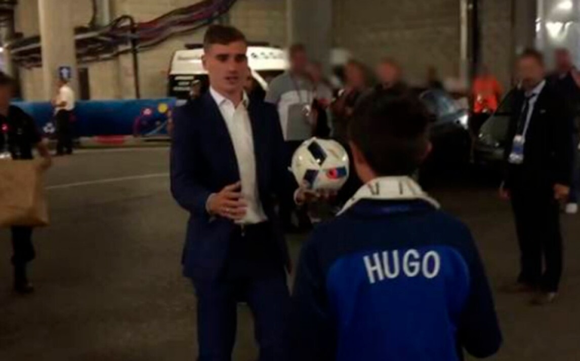 Francia, Griezmann regala il pallone al figlio dei poliziotti uccisi