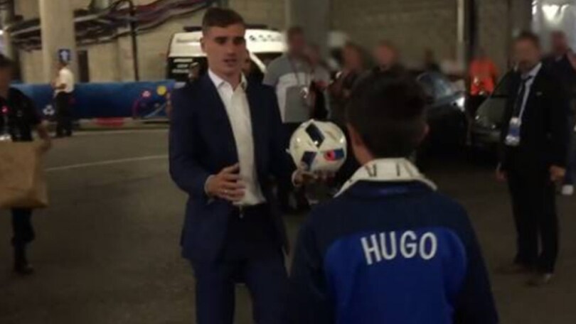 Francia, Griezmann regala il pallone al figlio dei poliziotti uccisi
