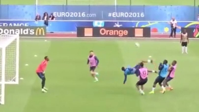 Martial, che rovesciata in allenamento!