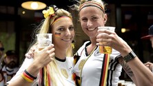 Germania-Italia: birra e risate, così i tifosi tedeschi ingannano l'attesa
