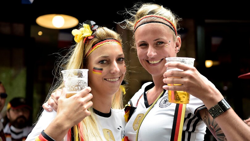 Germania-Italia: birra e risate, così i tifosi tedeschi ingannano l'attesa