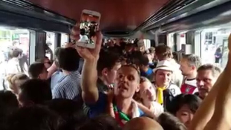 I tifosi italiani cantano l'inno, entusiasmo alle stelle a Bordeaux