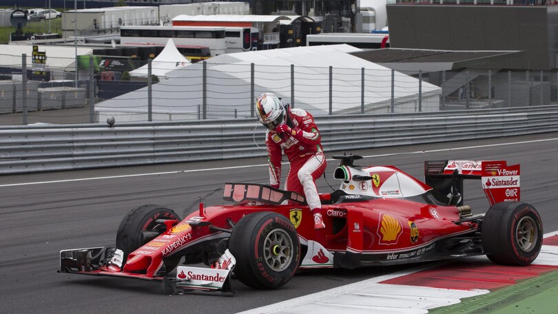 F1, Vettel: «Era tutto ok, non so perché è esplosa la gomma»