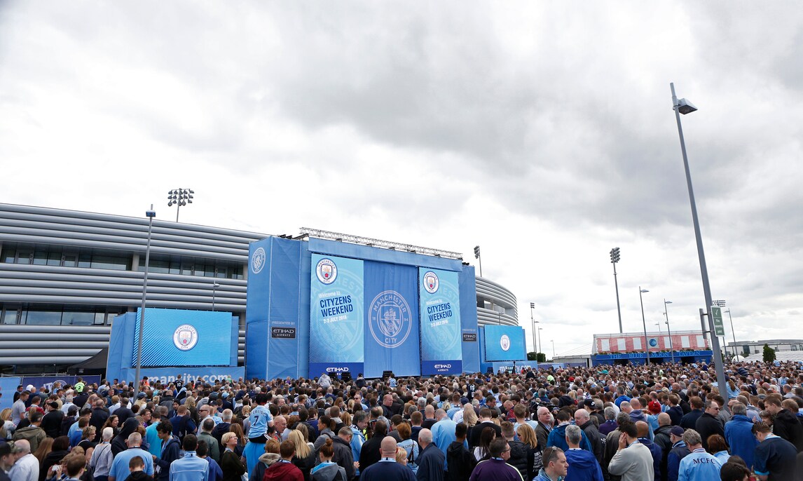 Calciomercato: accoglienza regale per Pep Guardiola al Manchester City, le immagini