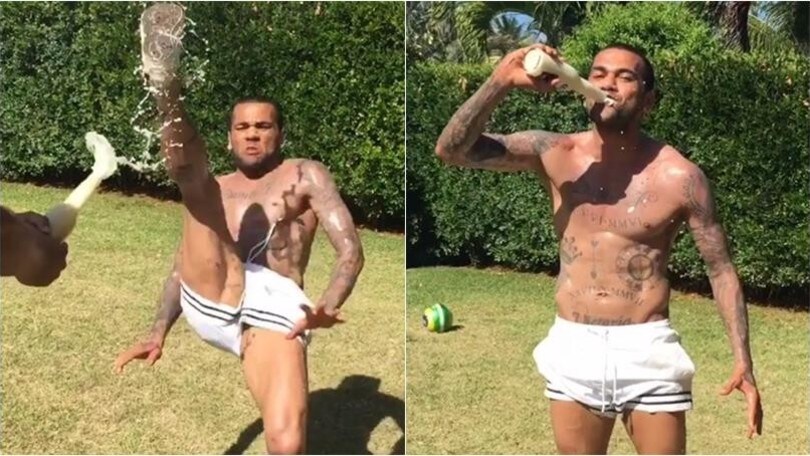 Dani Alves stappa le birre così