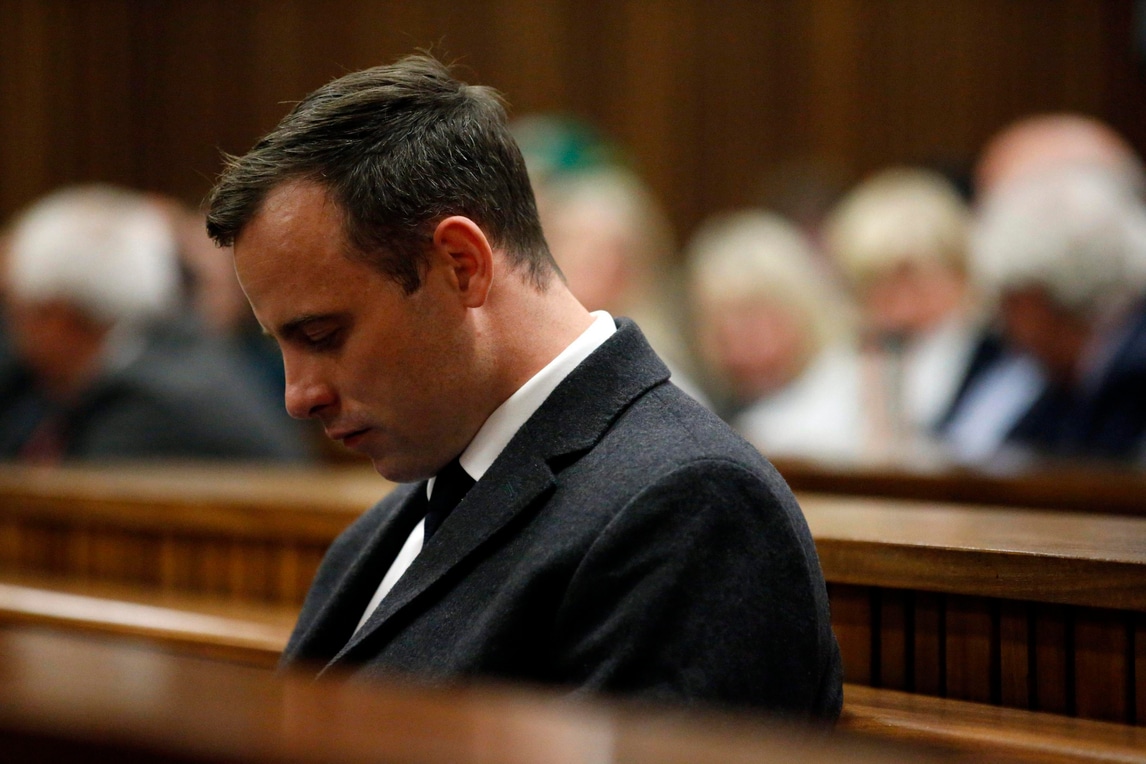 Atletica, Pistorius condannato a sei anni per l'omicidio della fidanzata