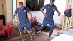 Euro 2016 Francia, Pogba e Evra: danza in ciabatte anti-Germania!