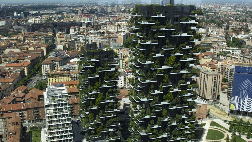 Milano, l'aiuola diventa verticale