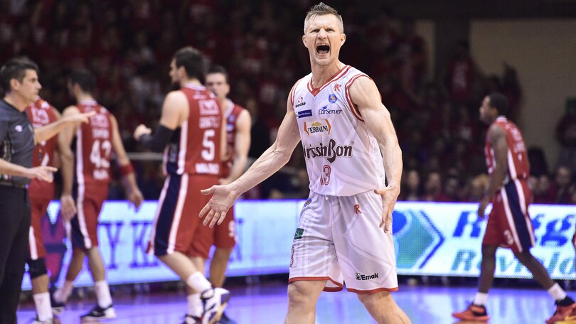 Milano prende Dragic, Kaukenas si ritira