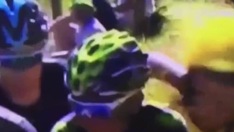 Un tifoso lo infastidisce, Froome gli sferra un pugno