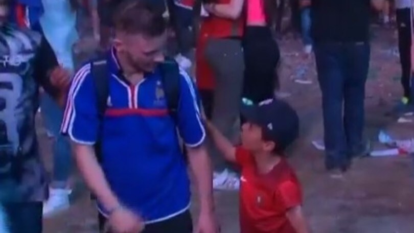 Tifoso francese disperato: il bambino portoghese lo consola