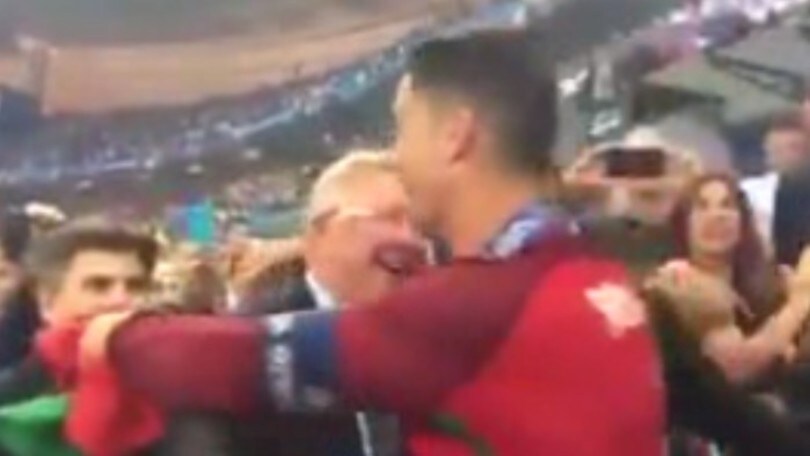 L'abbraccio tra Ferguson e Cristiano Ronaldo dopo la premiazione