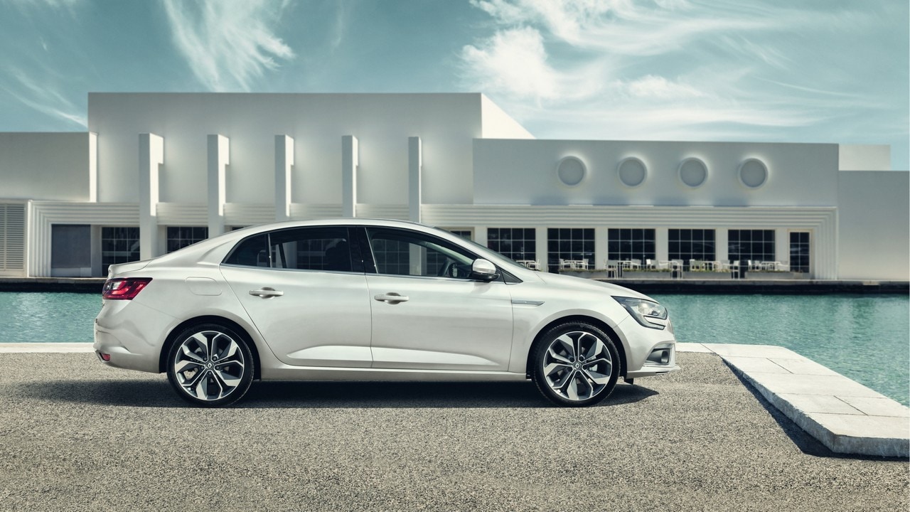 Renault Megane triplica, ecco la quattro porte