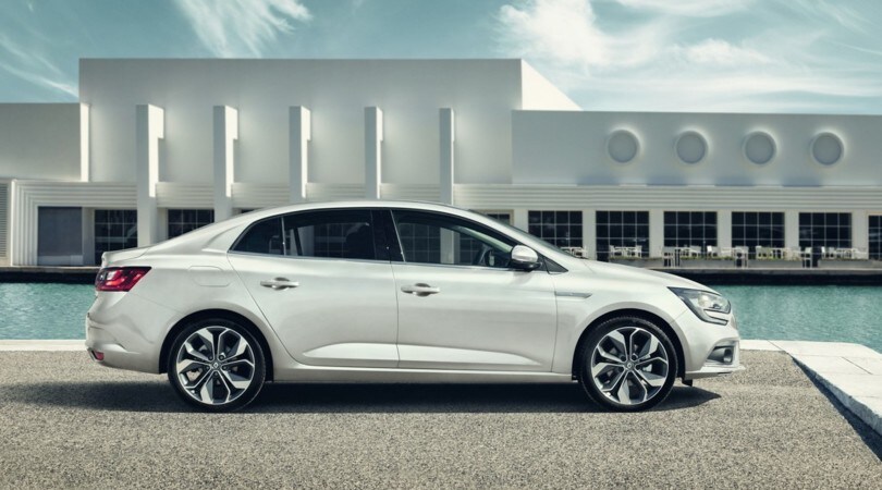 Renault Megane triplica, ecco la quattro porte