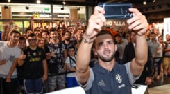 Juventus, Pjanic travolto dall'amore bianconero: mega selfie con i tifosi