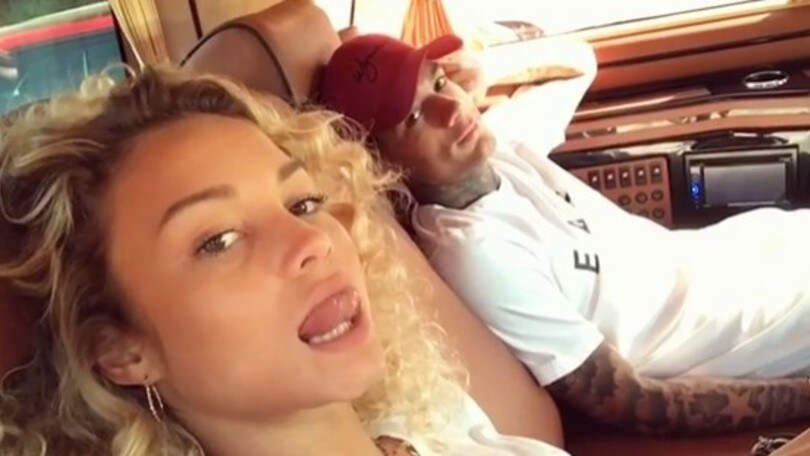 Rose, giochi sexy con il suo Van der Wiel