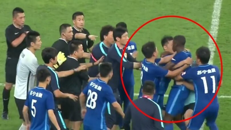 Ramires perde la testa: cerca di aggredire l'arbitro cinese