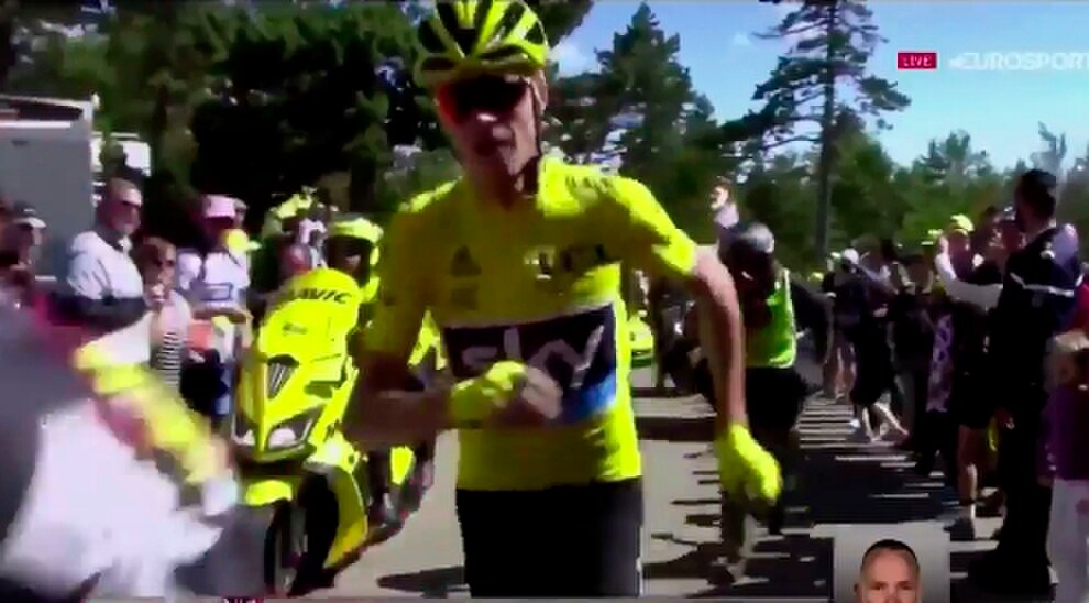 Tour de France, clamoroso al Mont Ventoux: Froome tampona una moto e corre a piedi!
