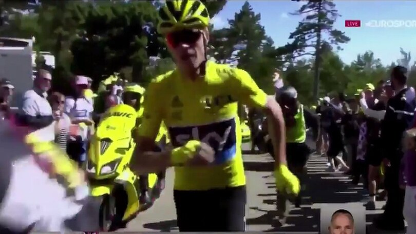 Tour de France, clamoroso al Mont Ventoux: Froome tampona una moto e corre a piedi!