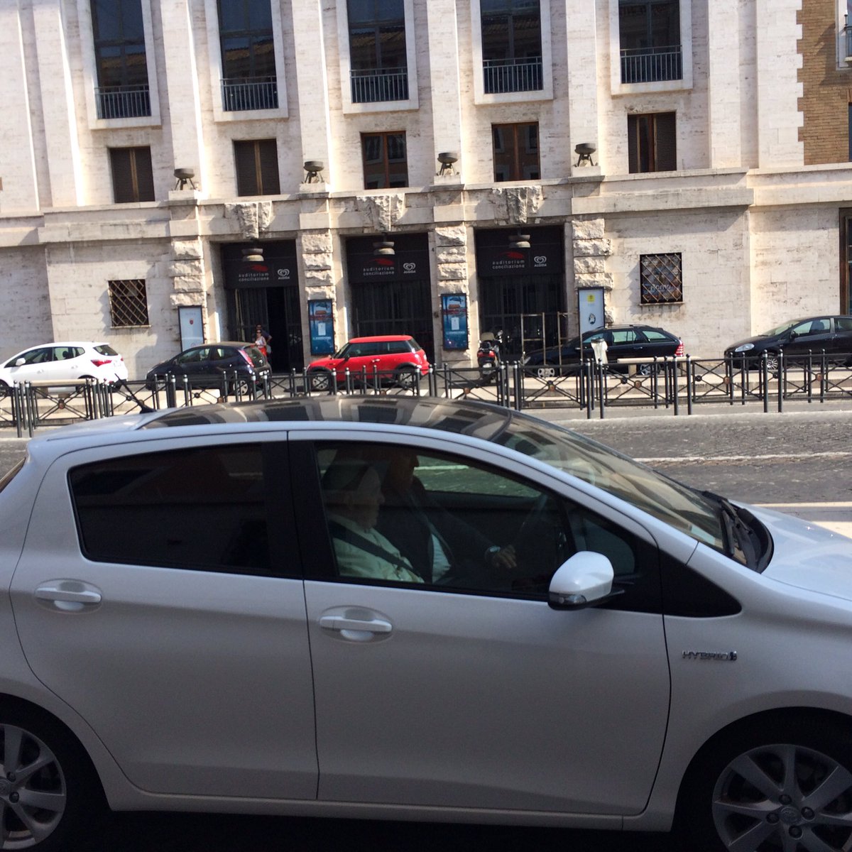 Papa Francesco gira per Roma con una Toyota Yaris Hybird