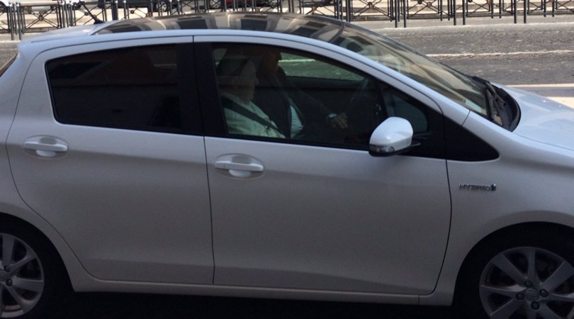 Papa Francesco gira per Roma con una Toyota Yaris Hybird