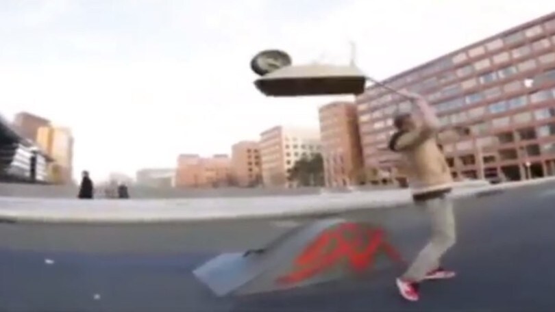 Lo skateboard uno sport estremo? Meglio la carriola