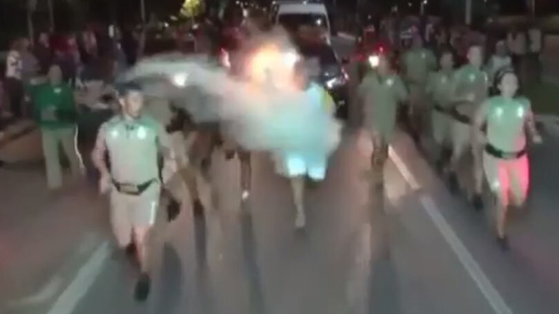 Rio 2016, un uomo cerca di spegnere la torcia olimpica con l'estintore