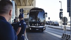 La Juventus in partenza per Melbourne: la squadra arriva in aeroporto