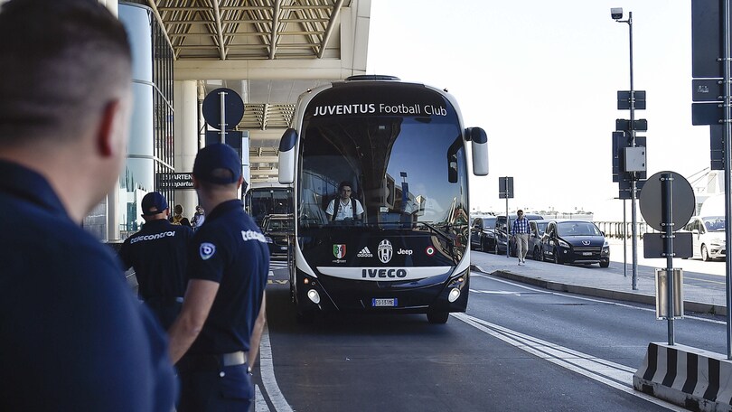 La Juventus in partenza per Melbourne: la squadra arriva in aeroporto