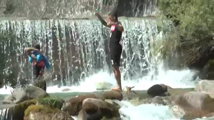 Napoli, nel fiume con lo smartphone
