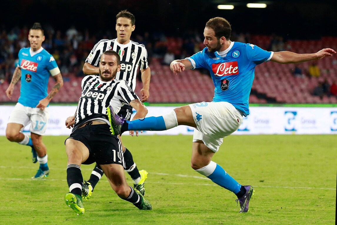 Calciomercato, protesta al centro di Napoli. A terra pezzi di foto di Higuain